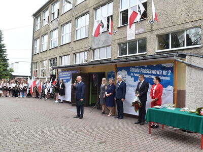 Do zobaczenia we wrześniu. Zakończenie roku szkolnego w Szkole Podstawowej nr2 im. Polskich Olimpijczyków w Sulęcinie. Dyrektor szkoły w trakcie przemowy. 
