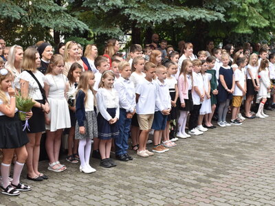 Do zobaczenia we wrześniu. Zakończenie roku szkolnego w Szkole Podstawowej nr2 im. Polskich Olimpijczyków w Sulęcinie. Uczniowie w czasie apelu. 