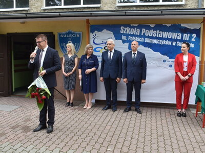 Do zobaczenia we wrześniu. Zakończenie roku szkolnego w Szkole Podstawowej nr2 im. Polskich Olimpijczyków w Sulęcinie. Burmistrz Sulęcina w czasie przemowy. 