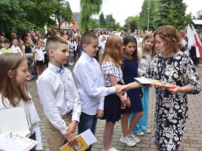 Do zobaczenia we wrześniu. Zakończenie roku szkolnego w Szkole Podstawowej nr2 im. Polskich Olimpijczyków w Sulęcinie. Uczniowie w trakcie otrzymywania nagród. 