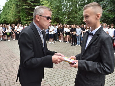 Do zobaczenia we wrześniu. Zakończenie roku szkolnego w Szkole Podstawowej nr2 im. Polskich Olimpijczyków w Sulęcinie. Ksiądz Proboszcz wręczający nagrodę. 