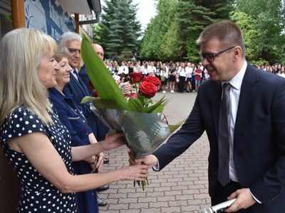 Do zobaczenia we wrześniu. Zakończenie roku szkolnego w Szkole Podstawowej nr2 im. Polskich Olimpijczyków w Sulęcinie. Burmistrz Sulęcina wręczający kwiaty. 