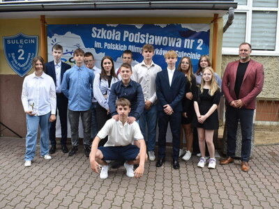 Do zobaczenia we wrześniu. Zakończenie roku szkolnego w Szkole Podstawowej nr2 im. Polskich Olimpijczyków w Sulęcinie. Klasa z wychowawcą.