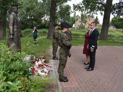 XXVI-lecie 17 Wielkopolskiej Brygady Zmechanizowanej. Złożenie kwiatów na pomniku gen. broni Józefa Dowbor-Muśnickiego.