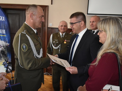 XXVI-lecie 17 Wielkopolskiej Brygady Zmechanizowanej. Burmistrz Sulęcina wraz z Zastępcą wręczający list gratulacyjny. 