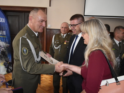 XXVI-lecie 17 Wielkopolskiej Brygady Zmechanizowanej. Burmistrz Sulęcina wraz z Zastępcą wręczający list gratulacyjny. 