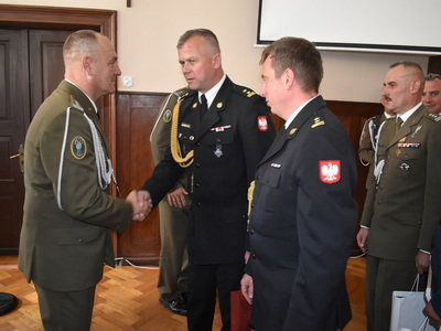XXVI-lecie 17 Wielkopolskiej Brygady Zmechanizowanej. Komendant Powiatowy PSP w Sulęcinie składający gratulacje. 