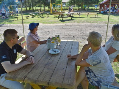 Piknik pod chmurką w Grochowie. Burmistrz Sulęcina, Zastępca Burmistrza wraz z mieszkańcami Gminy Sulęcin. 