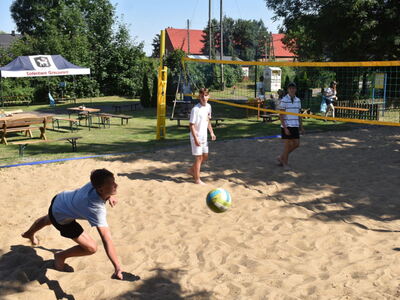 Piknik pod chmurką w Grochowie. Rozgrywki w plażową piłkę siatkową.