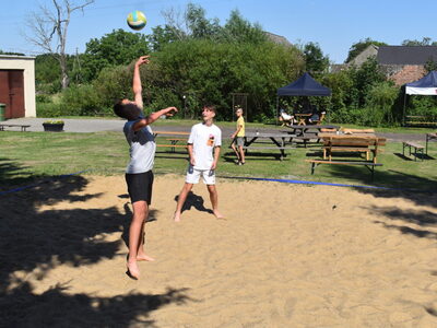 Piknik pod chmurką w Grochowie. Rozgrywki w plażową piłkę siatkową.