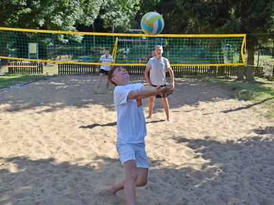 Piknik pod chmurką w Grochowie. Rozgrywki w plażową piłkę siatkową.
