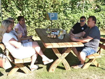 Piknik pod chmurką w Grochowie. Uczestnicy pikniku. 