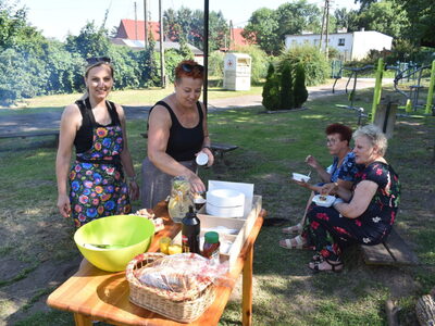 Piknik pod chmurką w Grochowie. Poczęstunek. 