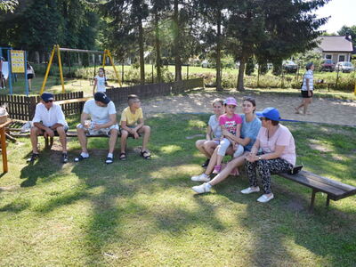 Piknik pod chmurką w Grochowie. Uczestnicy pikniku. 