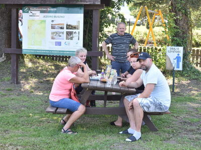 Piknik pod chmurką w Grochowie. Uczestnicy pikniku. 
