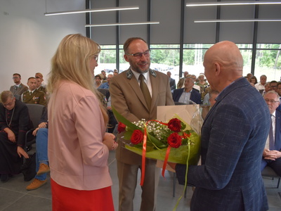 XXX-lecie Nadleśnictwa Sulęcin. Wręczenie listu gratulacyjnego oraz kwiatów. 