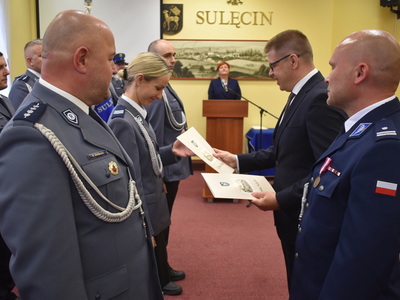 Święto policji w Sulęcinie. Burmistrz Sulęcina podczas wręczania listu gratulacyjnego.