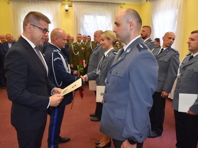 Święto policji w Sulęcinie. Burmistrz Sulęcina podczas wręczania listu gratulacyjnego.