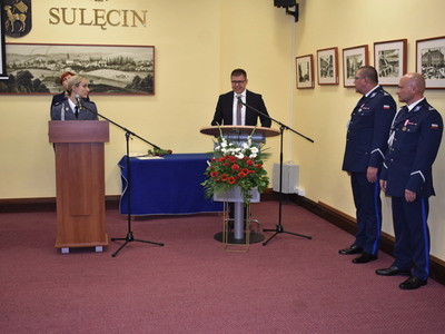 Święto policji w Sulęcinie. Burmistrz Sulęcina podczas przemowy.