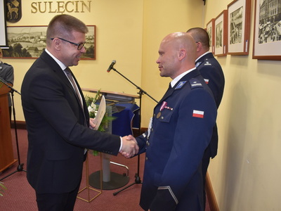 Święto policji w Sulęcinie. Burmistrz Sulęcina podczas wręczania listu gratulacyjnego.