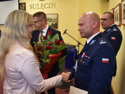 Święto policji w Sulęcinie. Zastępca Burmistrza składająca gratulacje.