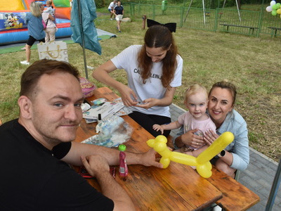 Wiejski festyn w sołectwie Tursk. Zebrani goście. 