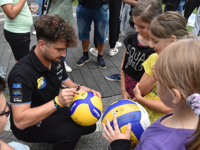 Kulturalny relaks z Olimpią. Autografy.