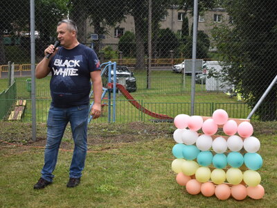 Festyn wiejski w Rychliku. Sołtys podczas przemowy. 