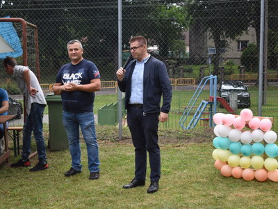 Festyn wiejski w Rychliku. Burmistrz Sulęcina podczas przemowy. 