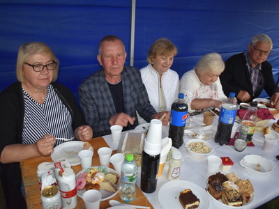 Festyn wiejski w Rychliku. Zebrani goście. 
