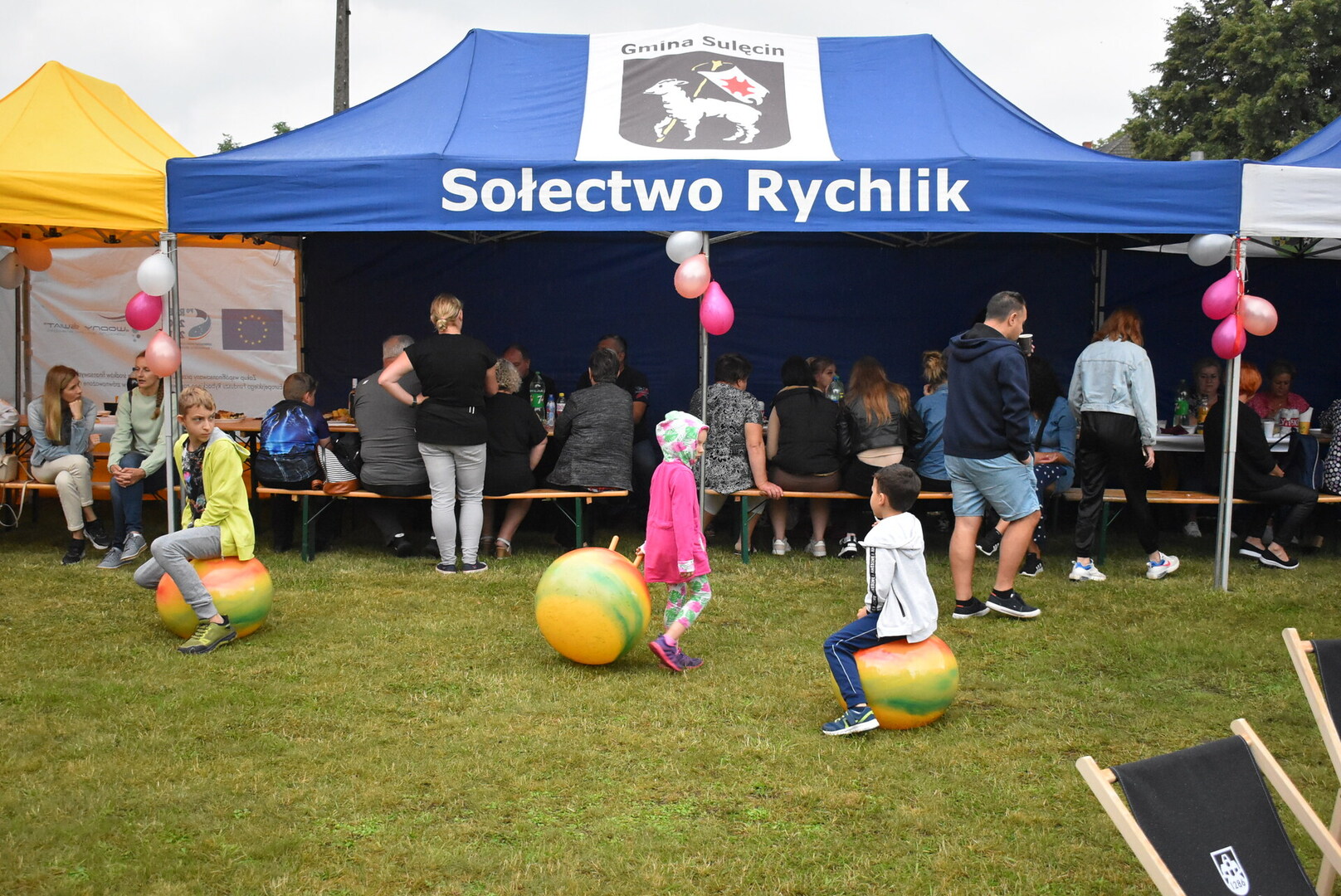 Festyn wiejski w Rychliku. Namiot sołectwa oraz zebrani goście. 