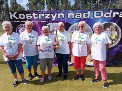 Spartakiada Seniorów. Seniorzy po wręczeniu certyfikatów oraz pucharów. 