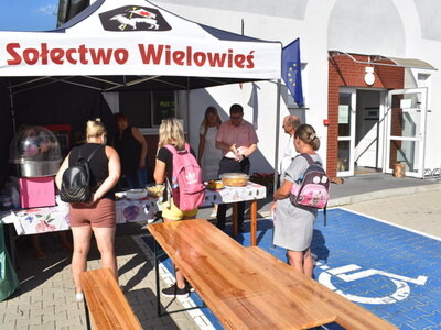 Święto pieczonego ziemniaka w Wielowsi. Namiot sołectwa oraz zebrani goście. 