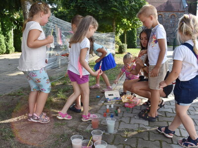 Święto pieczonego ziemniaka w Wielowsi. Dzieci podczas zabawy. 