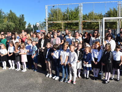 Nowy rok szkolny u olimpijczyków. Uczniowie z rodzicami podczas apelu. 