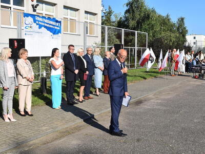 Nowy rok szkolny u olimpijczyków. Dyrektor szkoły podczas przemowy. 