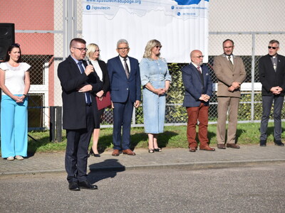 Nowy rok szkolny u olimpijczyków. Burmistrz Sulęcina podczas przemowy. 