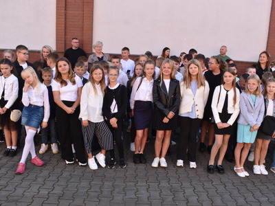 Inauguracja roku szkolnego w jedynce. Uczniowie z rodzicami podczas apelu. 