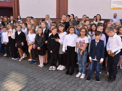 Inauguracja roku szkolnego w jedynce. Uczniowie podczas apelu. 