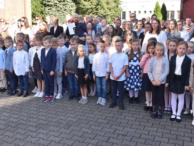 Inauguracja roku szkolnego w jedynce. Uczniowie z rodzicami podczas apelu. 
