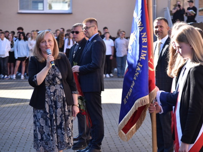 Inauguracja roku szkolnego w jedynce. Dyrektor szkoły podczas przemowy. 
