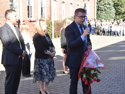 Inauguracja roku szkolnego w jedynce. Burmistrz Sulęcina podczas przemowy. 