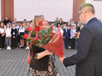 Inauguracja roku szkolnego w jedynce. Wręczenie kwiatów. 