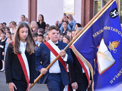 Inauguracja roku szkolnego w jedynce. Poczet sztandarowy.