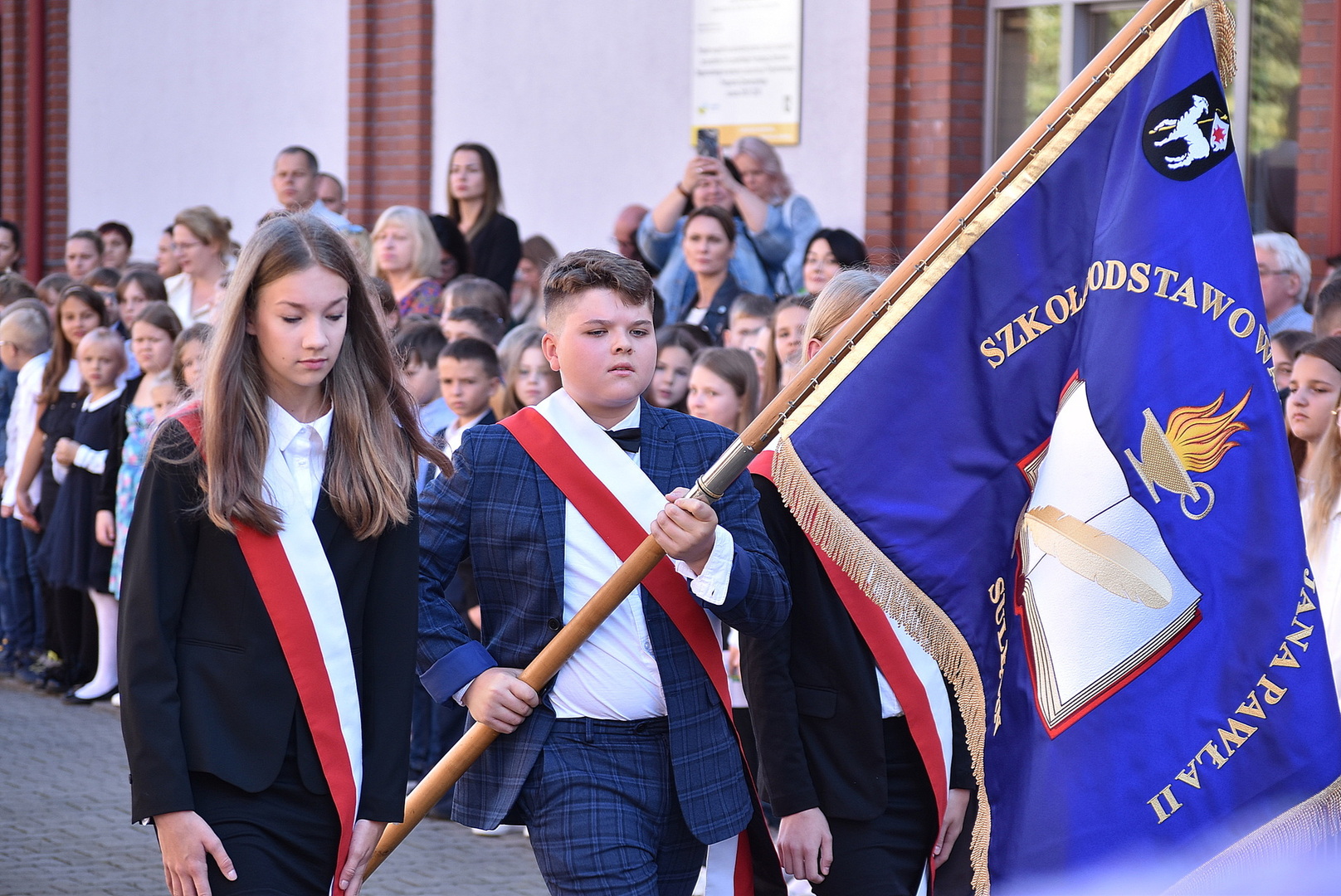 Inauguracja roku szkolnego w jedynce. Poczet sztandarowy. 