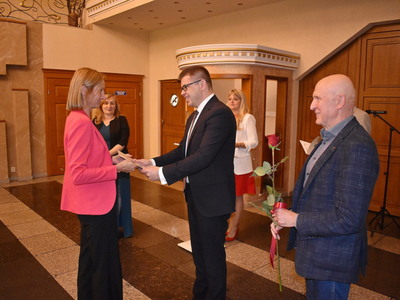 Nagrody burmistrza Sulęcina otrzymali wyróżniający się nauczyciele z Gminy Sulęcin.