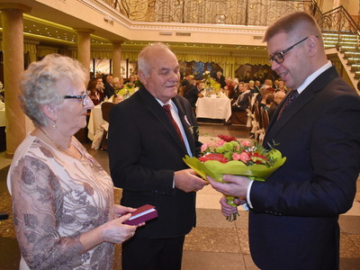 Siedemnaście par obchodziło Złote Gody. 