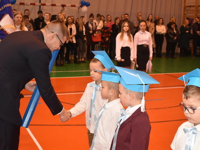 Pierwszoklasiści jedynki złożyli ślubowanie. 