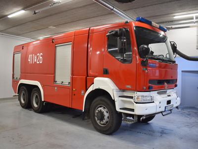 Samochód ratowniczo-gaśniczy Renault przekazany jednostce OSP z Torzymia. 