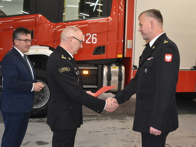 Akt przekazania samochodu ratowniczo-gaśniczego komendantowi KP PSP z Sulęcina. 